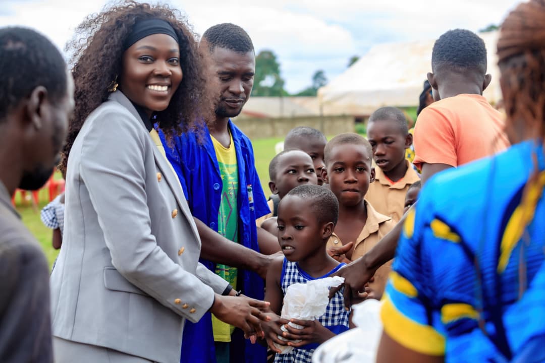La Présidente de Smile Heart au contact des enfants de Gagnoa